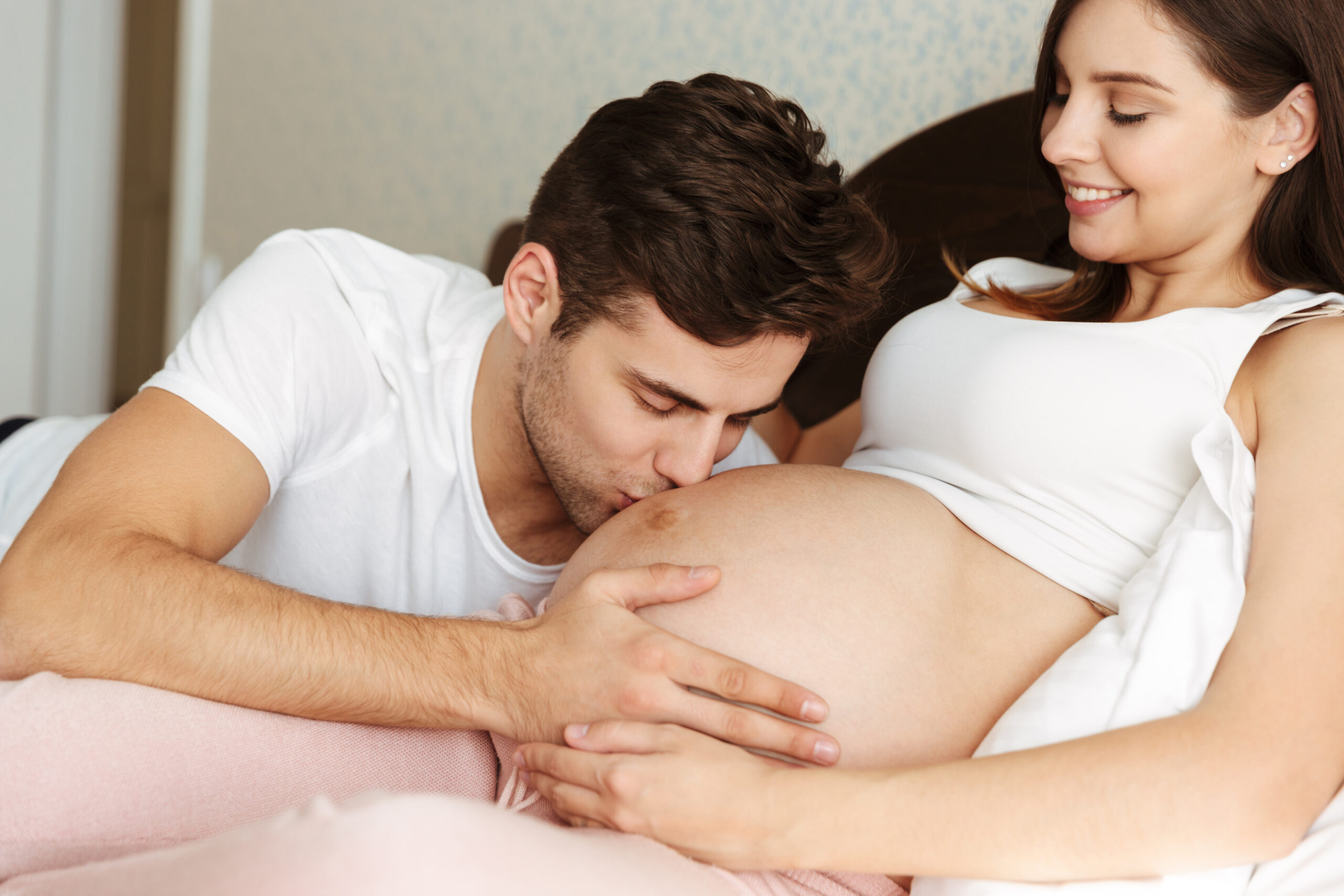 Hình ảnh: Tâm trạng mẹ sẽ tốt hơn khi ngắm nhìn bố và thai nhi trò chuyện.